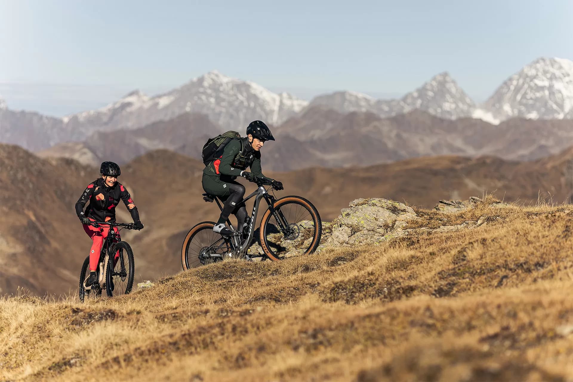 Zwei Mountainbiker auf einem Bergrücken über dem Achensee
