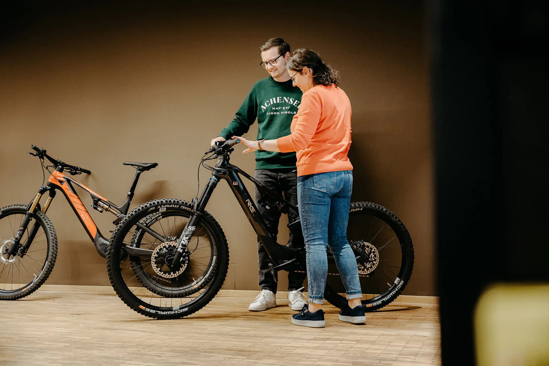 Zwei Mountainbiker auf einem Bergrücken über dem Achensee